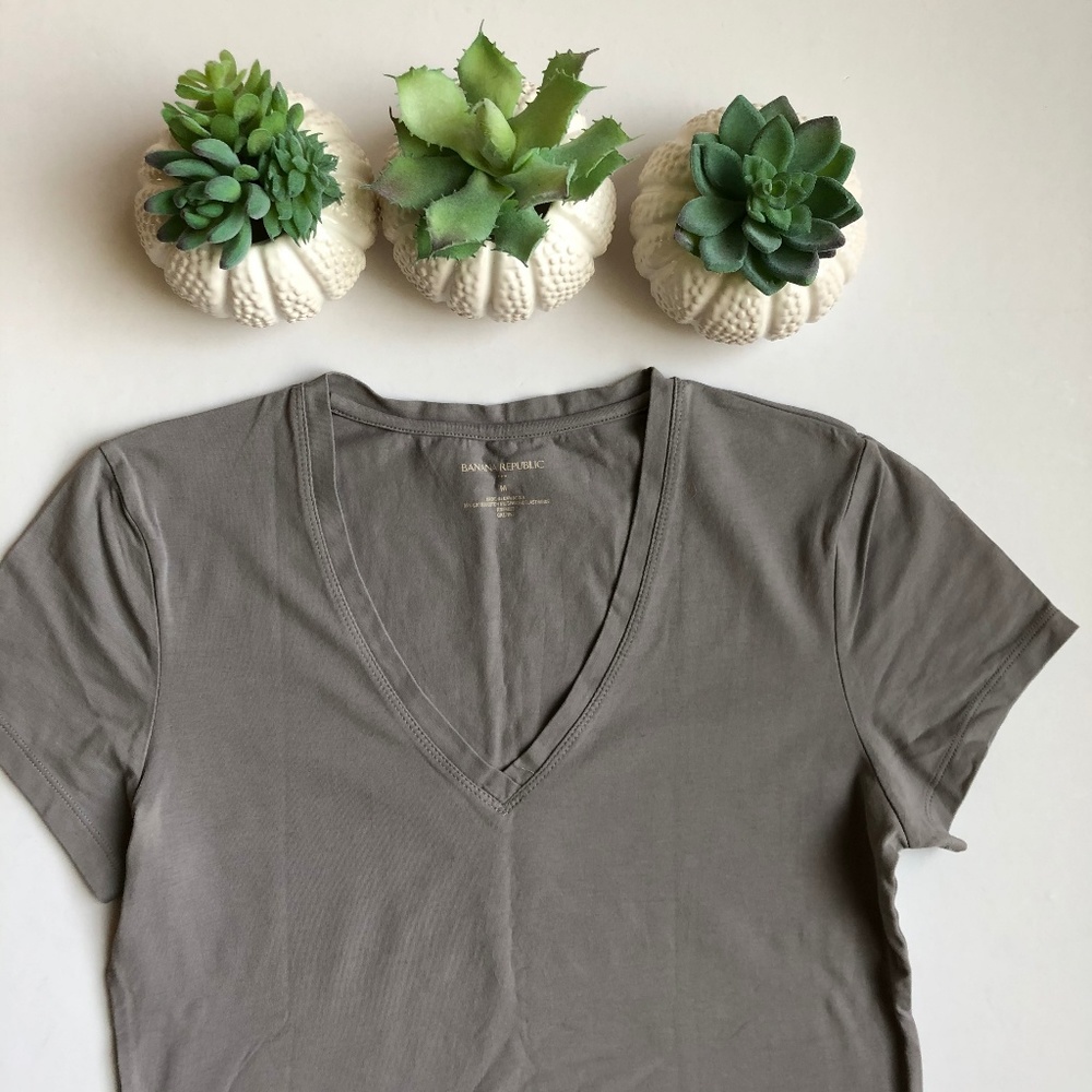 Banana Republic Gray V-neck top Size Medium